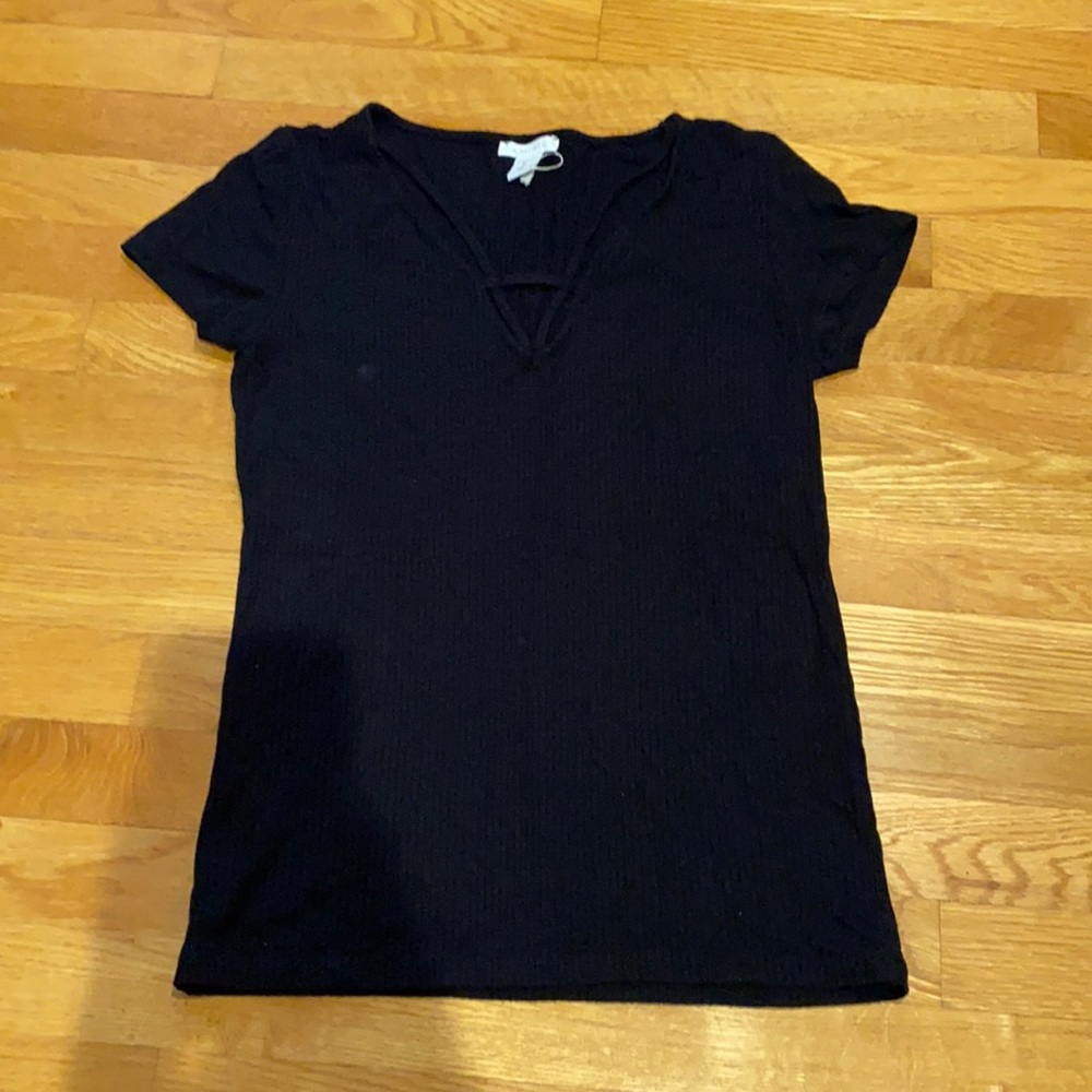 AMISU Black Ribbed Tee with cute neckline